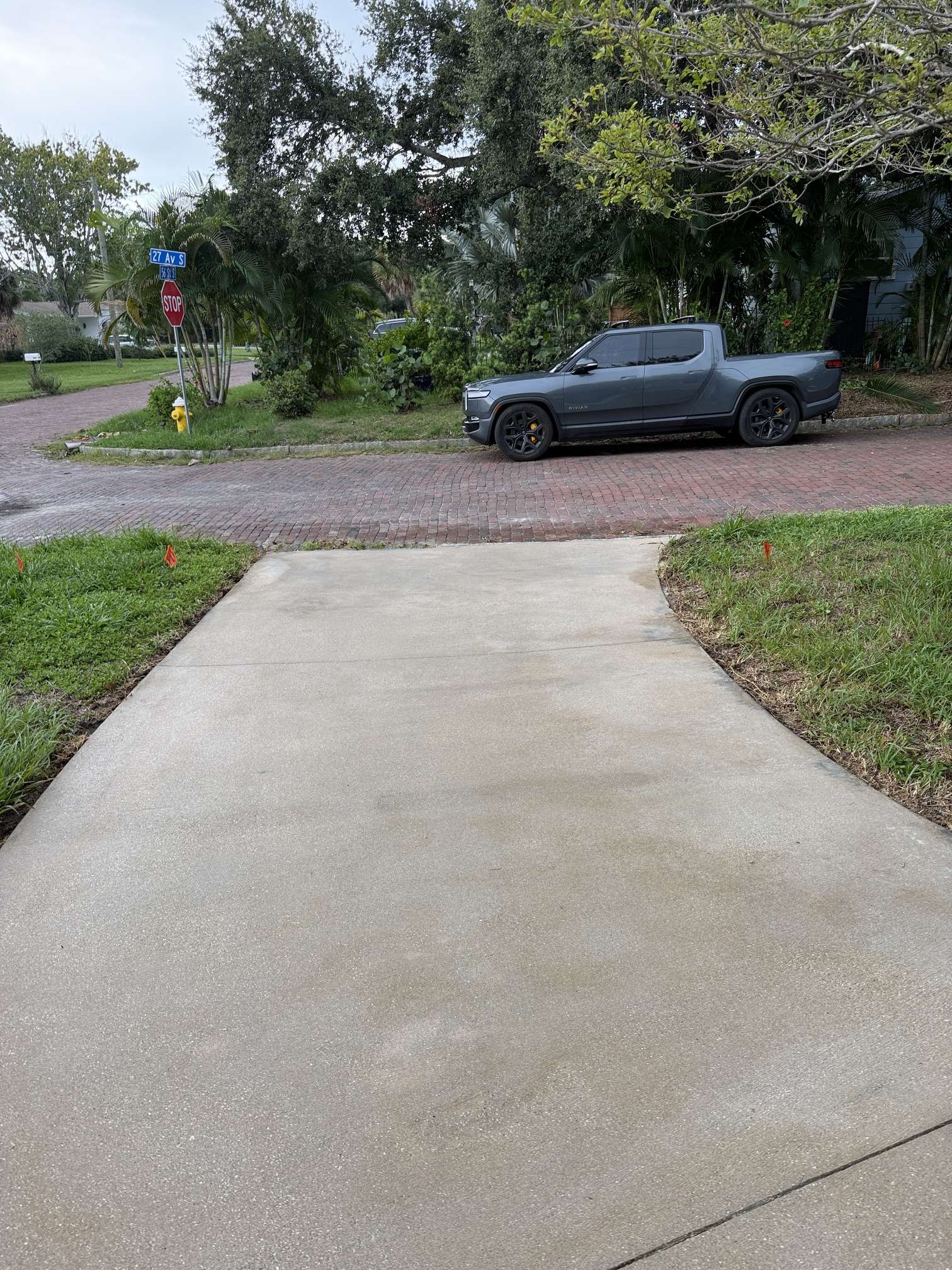 After rust removal on a wide driveway view in Gulfport, FL, near St. Petersburg