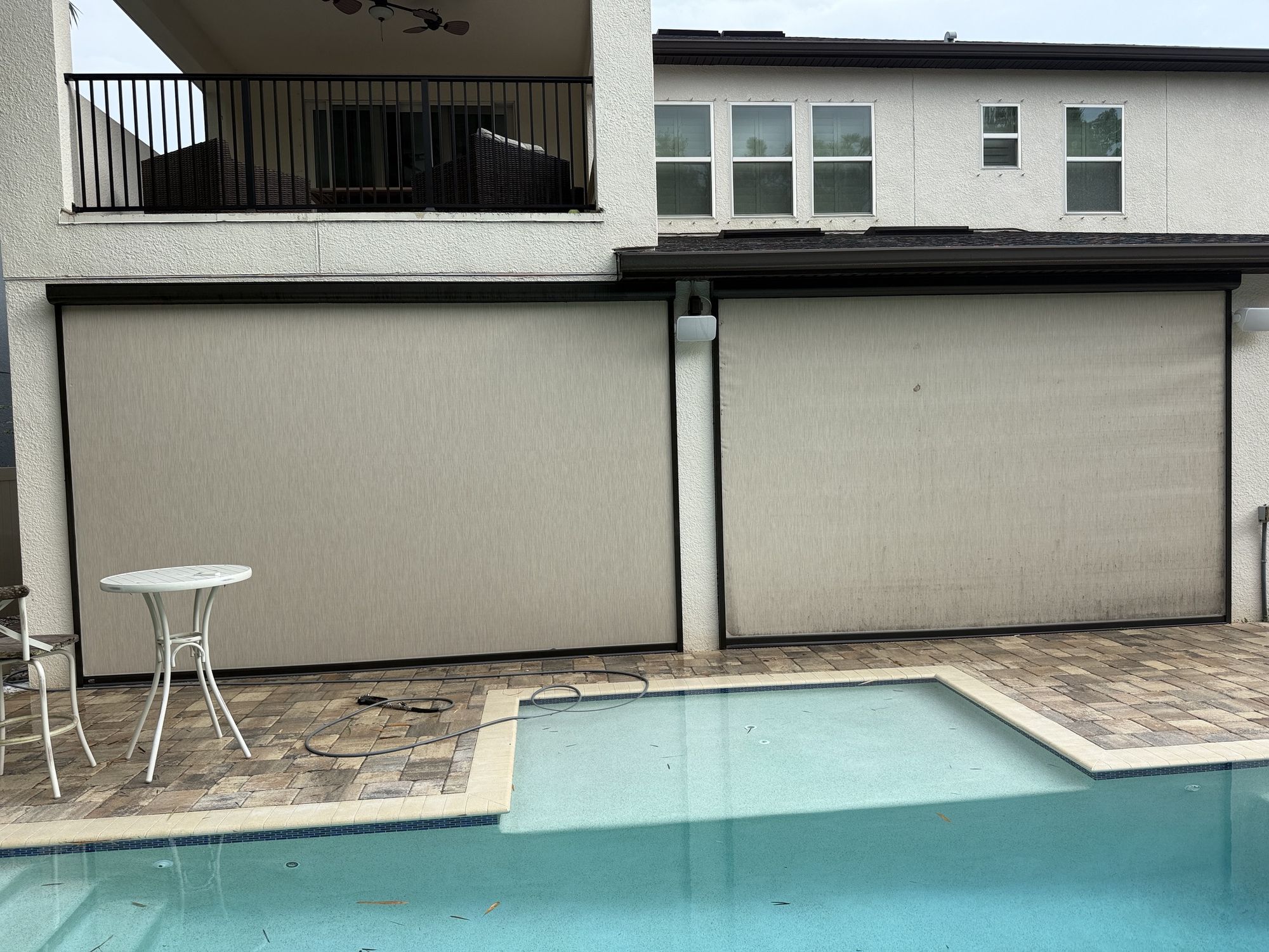 Side-by-side photo of a lanai screen enclosure near Brandon with one panel freshly cleaned and the other still showing dirt and mildew buildup
